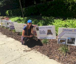 (sur la photo – Sabrina Dunbar, gagnante de la bourse d’études. Les voisins ont placé des pancartes de félicitations aux diplômés de cette année)