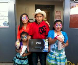 (Sur la photo : les membres de la famille Castillo ont été les heureux gagnants de la console de jeu Wii et de plusieurs jeux au tirage au sort)