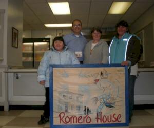 (Sur la photo : Le vice-président/directeur général de Clow Canada, Rick Benoit, et l'équipe et les visiteurs de Romero House