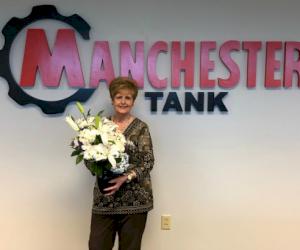 Delores Smith célèbre son 20e anniversaire chez Manchester Tank