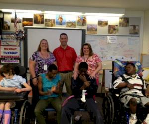 Kennedy Valves fait don d'une poussette pour handicapé à une classe de jeunes handicapés de l'école Lynch-Bustin
