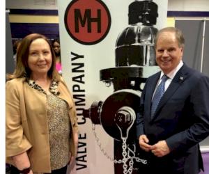 Sur la photo, de gauche à droite : Judith Harrison, directrice des ressources humaines pour M&H Valve et Doug Jones, Sénateur de l’Alabama)