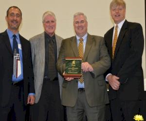 (Sur la photo de gauche à droite : Greg Runnoe de SMET Construction, Steve Hansen, Dave Pelson et Dennis Kennedy de Solberg)