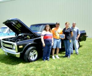 (Sur la photo de gauche à droite : Karen Shinnebarger, Mark Clair [propriétaire de la camionnette], Alicia Hardacre et Brian Lowe)