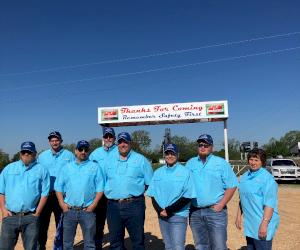 (Sur la photo, de gauche à droite : Collins Hildebrand, Justin Ledford, Alan Dickerson, Dennis Cantrell, Bill Hoffman, Gina Steffen, Brett Kays et Connie Dishman)